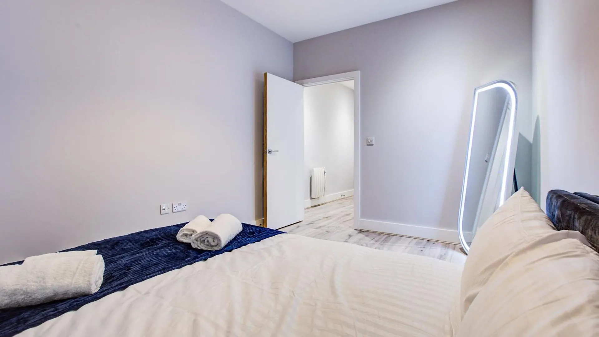 1 Bedroom Flat - 6 Mins From Heathrow Airport - Flat 14 Harmondsworth 0*,  United Kingdom